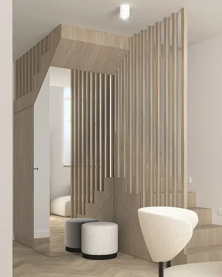Przedpokój w stylu japandi i minimalistycznym z drewnianymi detalami.