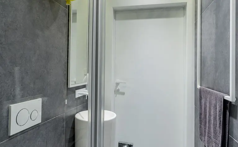 Łazienka w stylu industrialnym z minimalistycznym designem, nowoczesnymi akcentami i skandynawskim wykończeniem.