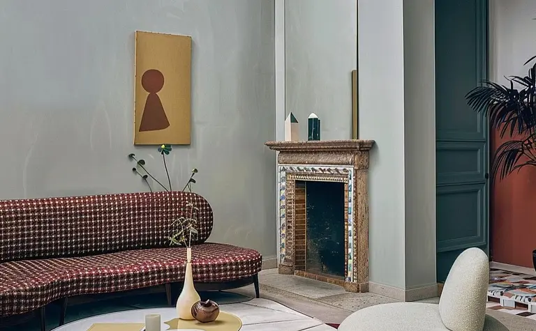 Wnętrze salonu z art deco i minimalistycznym designem, brązowa sofa, okrągły stół.