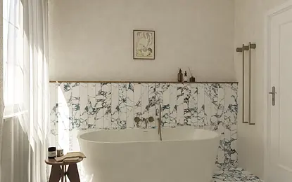 Wnętrze łazienki w stylu soft minimalizm i vintage z wanną oraz marmurowymi płytkami.