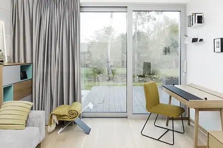 Wnętrze nowoczesnego pokoju z biurkiem, dużymi oknami i zasłonami w stylu quiet luxury.