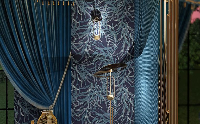 Wnętrze w stylu art deco z niebieskimi zasłonami i złotymi detalami.