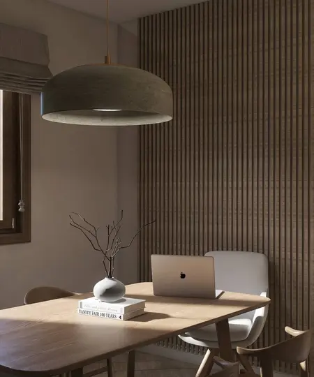 Minimalistyczne biuro z drewnianym biurkiem i nowoczesną lampą sufitową.