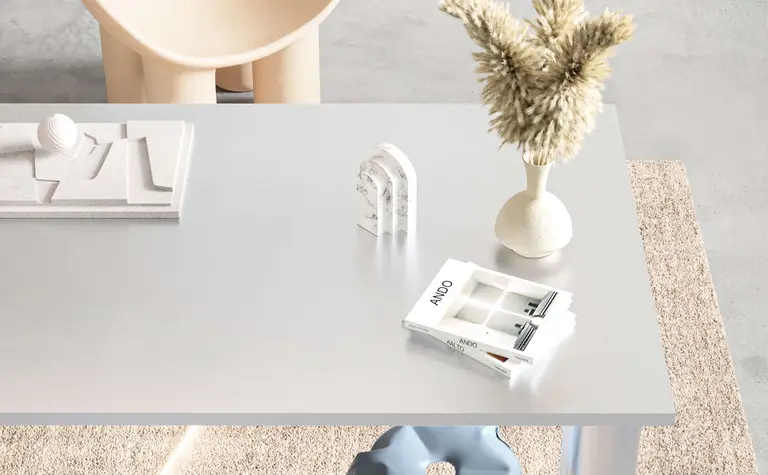 Wnętrze biura w stylu industrialnym z minimalistycznym biurkiem i nowoczesnym krzesłem.
