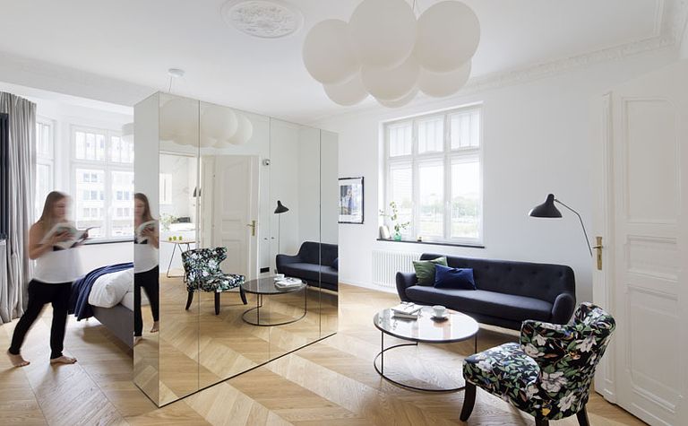 Wnętrze z lustrzaną ścianą, nowoczesny design, minimaluxe, quiet luxury