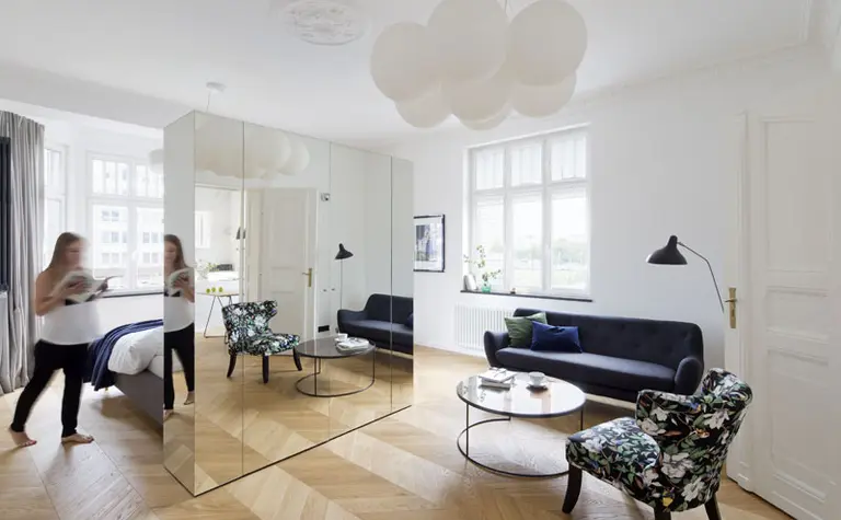 Wnętrze z lustrzaną ścianą, nowoczesny design, minimaluxe, quiet luxury