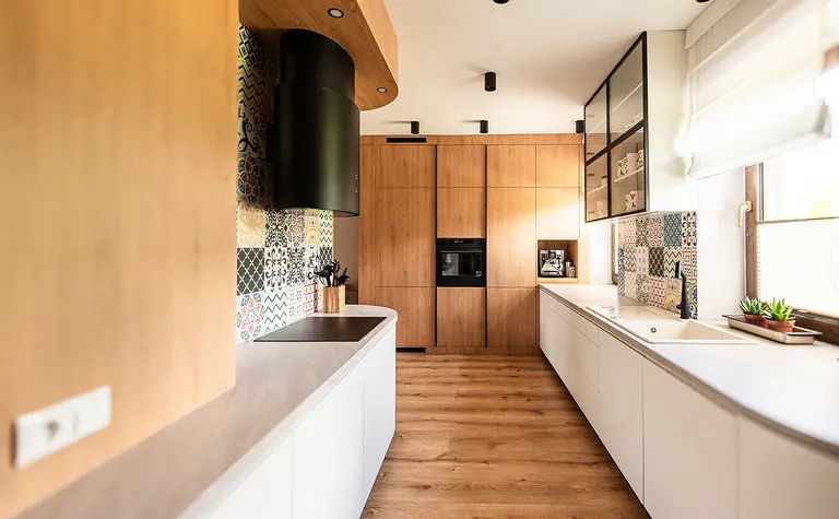 Kuchnia boho z drewnianymi akcentami i kolorowymi kafelkami, minimalistyczne wykończenie.