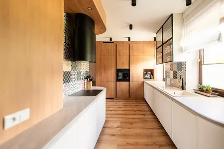 Kuchnia boho z drewnianymi akcentami i kolorowymi kafelkami, minimalistyczne wykończenie.