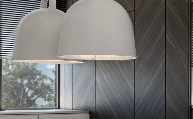 Wnętrze kuchni z białymi lampami, szarymi ścianami, minimalistyczny i nowoczesny design.