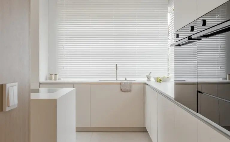 Nowoczesna kuchnia w stylu japandi, minimalistycznym i soft minimalizm, z jasnymi meblami.