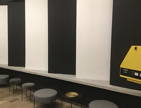 Minimalistyczny, współczesny wystrój z szarymi ścianami i białymi elementami.