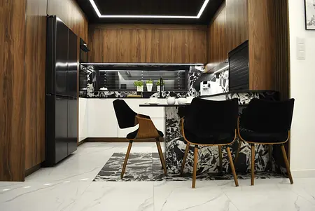 Wnętrze kuchni z drewnianymi meblami i czarnym blatem, nowoczesny design.