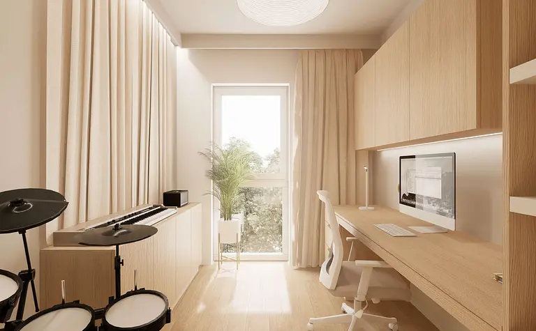Biuro w stylu japandi, minimalistycznym z drewnianym biurkiem i rośliną.