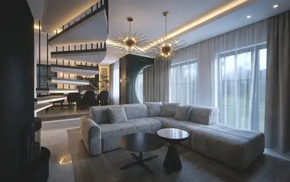 Nowoczesny salon z szarym narożnikiem i drewnianą podłogą, styl glamour.