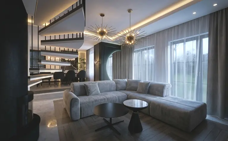Nowoczesny salon z szarym narożnikiem i drewnianą podłogą, styl glamour.