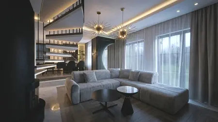 Nowoczesny salon z szarym narożnikiem i drewnianą podłogą, styl glamour.