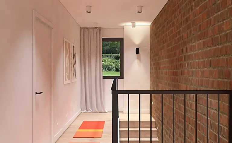 Przedpokój w stylu minimalistycznym z ceglaną ścianą, białymi elementami i drewnianą podłogą