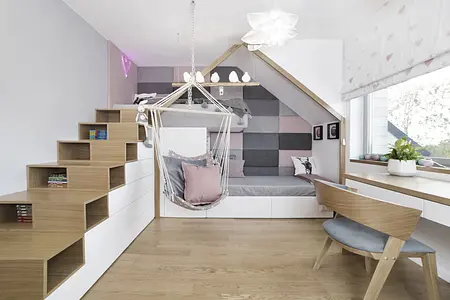 Pokój dla dzieci z hamakiem, nowoczesnymi meblami i dekoracjami w stylu minimaluxe.