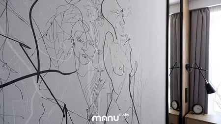 Grafika przedstawiająca nowoczesny mural w skandynawskim wnętrzu z drewnianymi elementami.