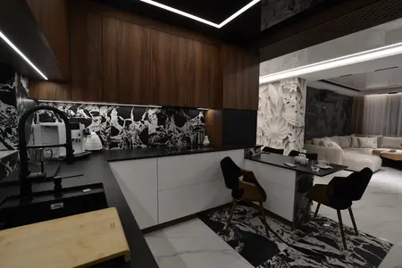 Nowoczesna kuchnia z drewnianymi meblami i czarnymi detalami, współczesny design.