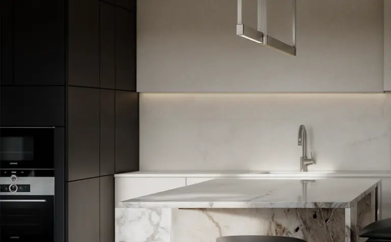 Eklektyczna kuchnia z marmurowym blatem i czarnymi meblami, minimalistyczny design.