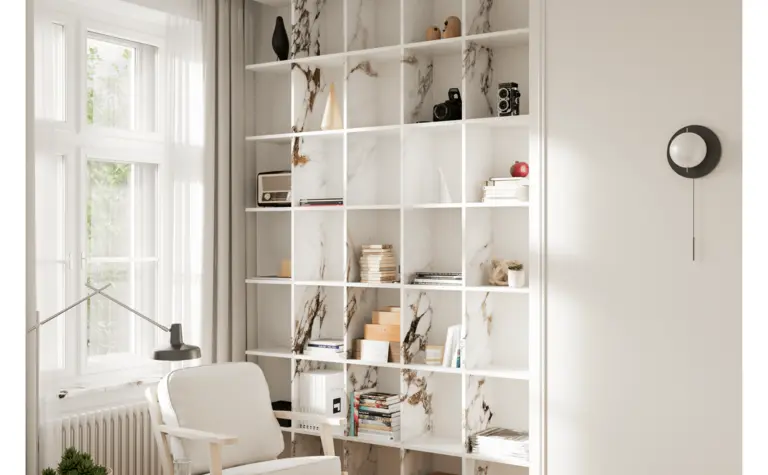 Wnętrze salonu w stylu soft minimalizm z białym regałem i marmurowymi akcentami.
