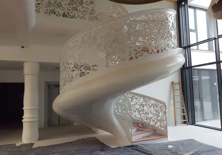 Wnętrze z białymi schodami spiralnymi i dużymi oknami, nowoczesny projekt.