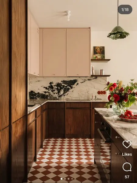 Kuchnia w stylu art deco z drewnianymi meblami i marmurowym blatem.