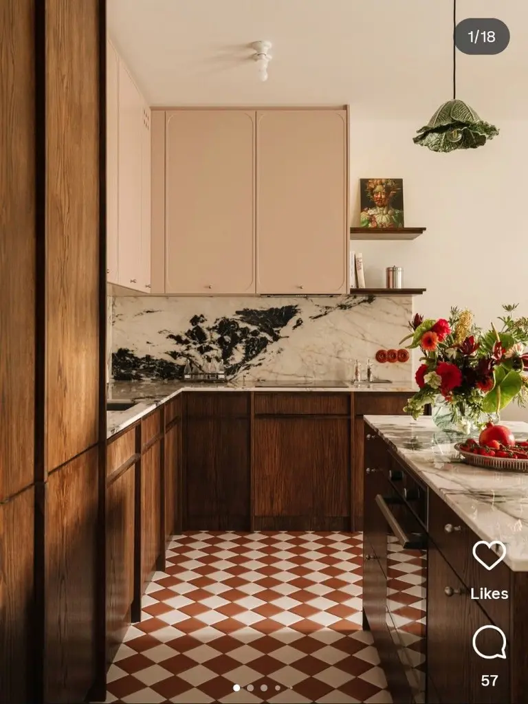 Kuchnia w stylu art deco z drewnianymi meblami i marmurowym blatem.