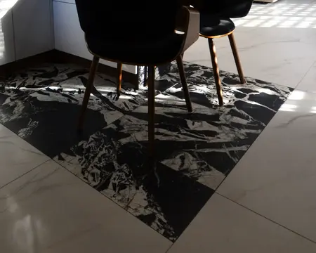 Wnętrze kuchni z nowoczesnym blatem i współczesnymi meblami.