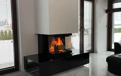 Nowoczesny salon z kominkiem, dużymi oknami i elegancką podłogą.