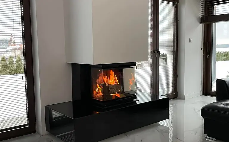 Nowoczesny salon z kominkiem, dużymi oknami i elegancką podłogą.