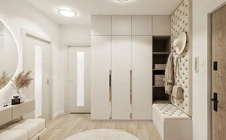 Przedpokój z jasnymi meblami, drewnianą podłogą, w stylu glamour i nowoczesnym.