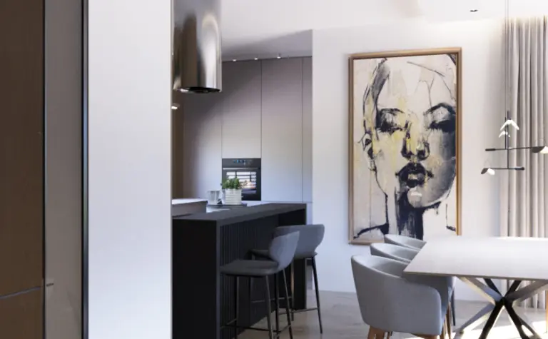 Nowoczesne wnętrze kuchni z białymi meblami i grafikiem na ścianie.