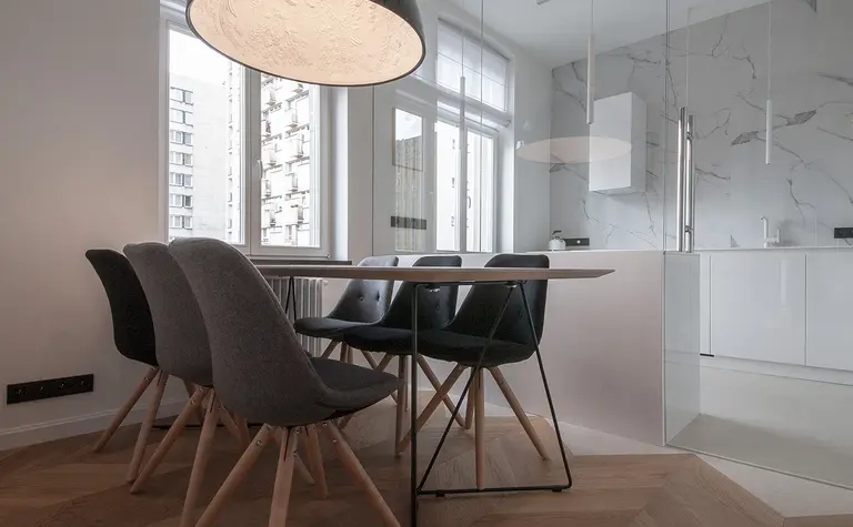 Jadalnia w stylach minimaluxe, nowoczesny i quiet luxury z drewnianym stołem.