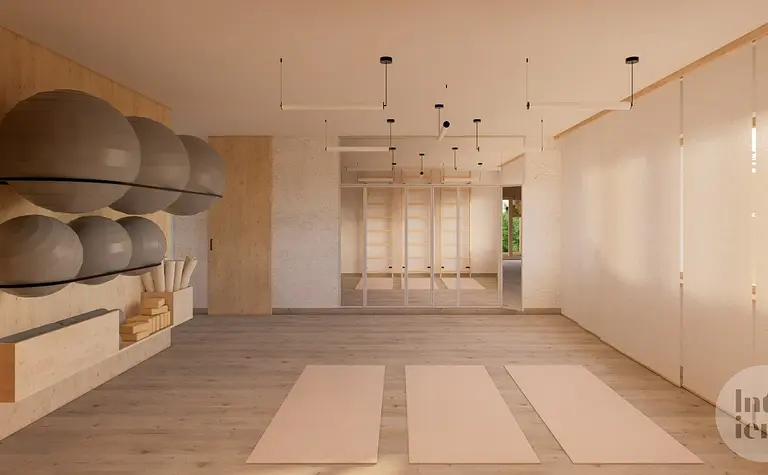 Wnętrze w stylu japandi i minimalistycznym z matami do ćwiczeń i lustrami.
