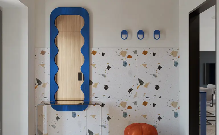 Przedpokój z niebieskim lustrem, eklektyczna dekoracja, dopamine decor