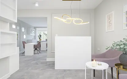 Minimalistyczne biuro z białymi meblami i szarym dywanem, soft minimalizm