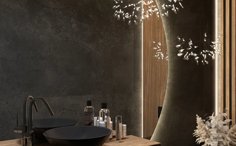 Wnętrze nowoczesnej łazienki z drewnianą umywalką, minimalistycznym oświetleniem i akcesoriami.