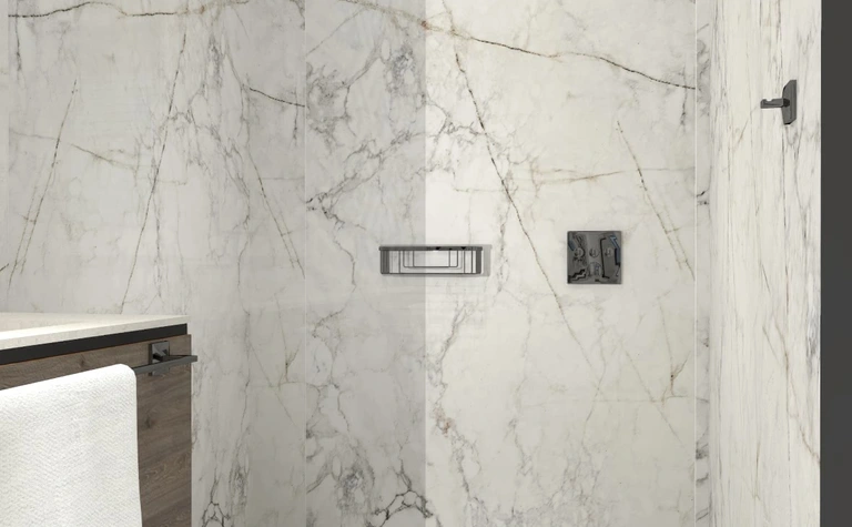 Nowoczesna łazienka z marmurowymi ścianami, drewnianą szafką w stylu dopamine decor, industrialnym i współczesnym.