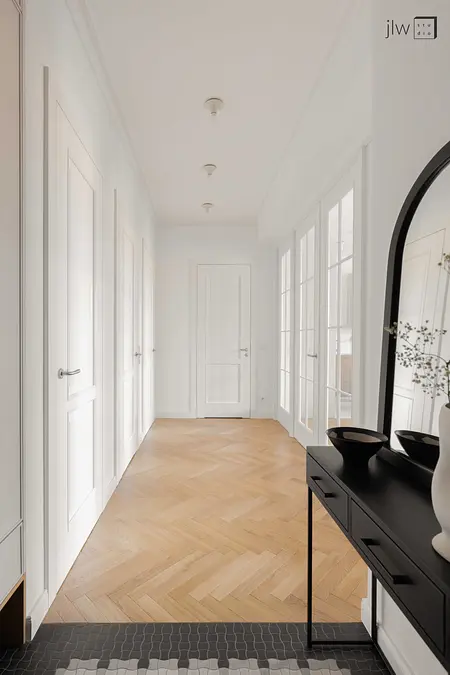 Korytarz w stylu eklektycznym z drewnianą podłogą i białymi drzwiami, quiet luxury, skandynawski, vintage.