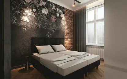 Sypialnia z kwiecistą tapetą, ciemnymi meblami, styl art deco i eklektyczny