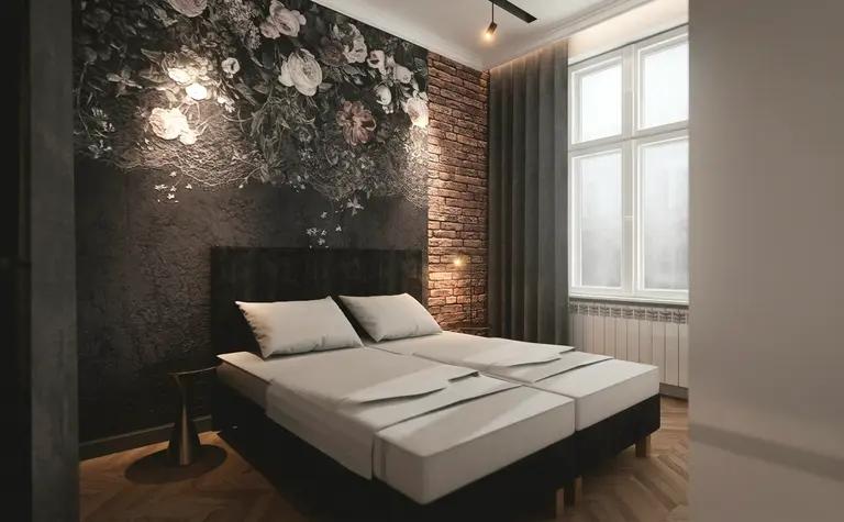Sypialnia z kwiecistą tapetą, ciemnymi meblami, styl art deco i eklektyczny