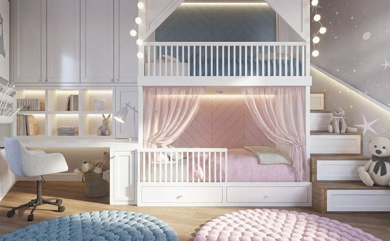 Pokój dziecięcy w stylu soft minimalizm z łóżkiem piętrowym i biurkiem.