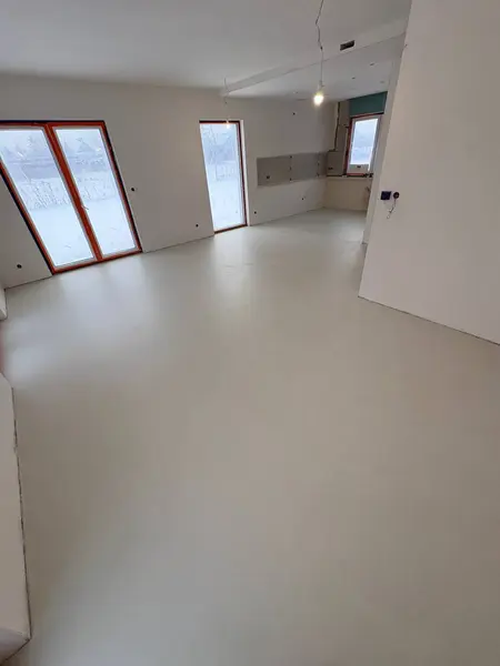 Wnętrze kuchni z białymi ścianami i szarym podłogą, styl art deco, minimalistyczny, quiet luxury.
