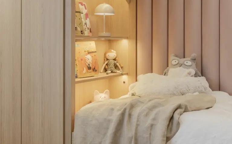 Wnętrze pokoju dziecięcego w stylu japandi, minimalistycznym i soft minimalizmie z drewnianymi elementami.