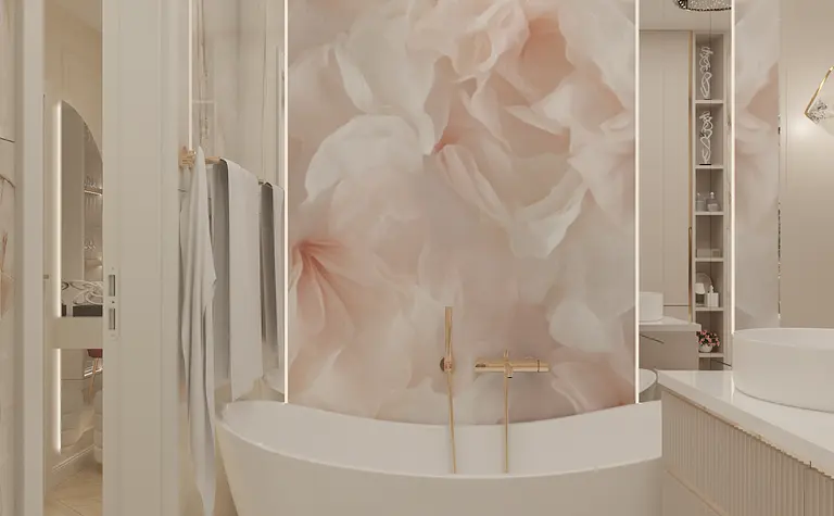 Nowoczesna łazienka z białą wanną i kwiatowym tłem w stylu glamour.