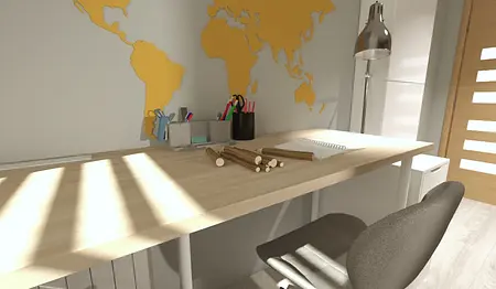 Wnętrze gabinetu z drewnianym biurkiem, lampą i żółtą mapą świata.