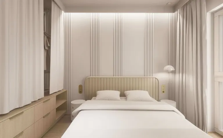 Minimalistyczna sypialnia w stylu japandi z jasnymi meblami i subtelnym oświetleniem.