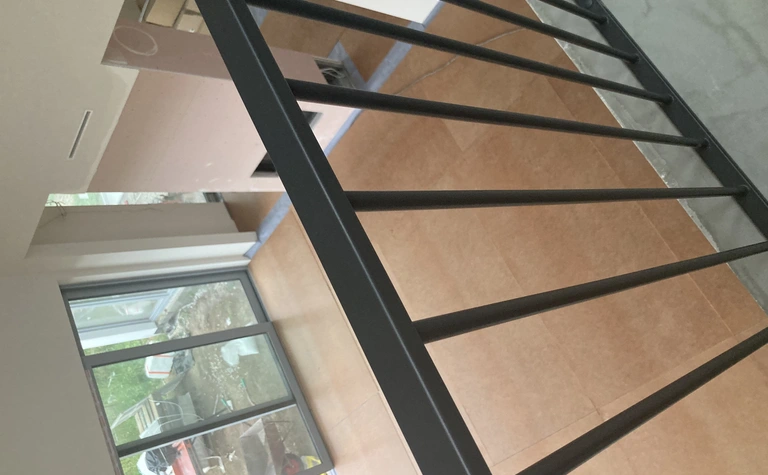 Wnętrze z dużymi oknami, drewnianą podłogą, nowoczesny styl i współczesny design.